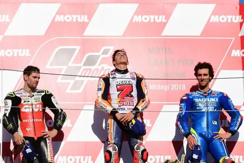 Marquez è campione del mondo per la settima volta a soli 25 anni. Il centauro della Honda vince il Gran Premio del Giappone precedendo Crutchlow e Rins, a terra Dovizioso dopo un lungo duello.