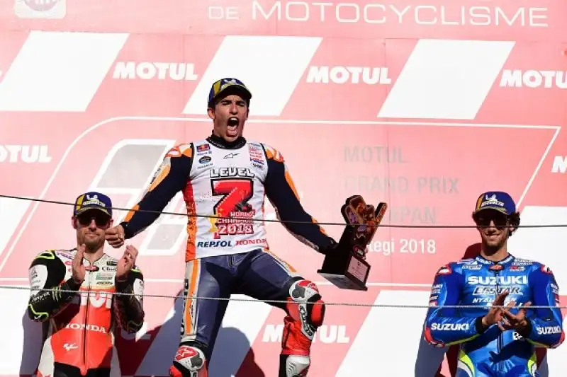 Marquez è campione del mondo per la settima volta a soli 25 anni. Il centauro della Honda vince il Gran Premio del Giappone precedendo Crutchlow e Rins, a terra Dovizioso dopo un lungo duello.