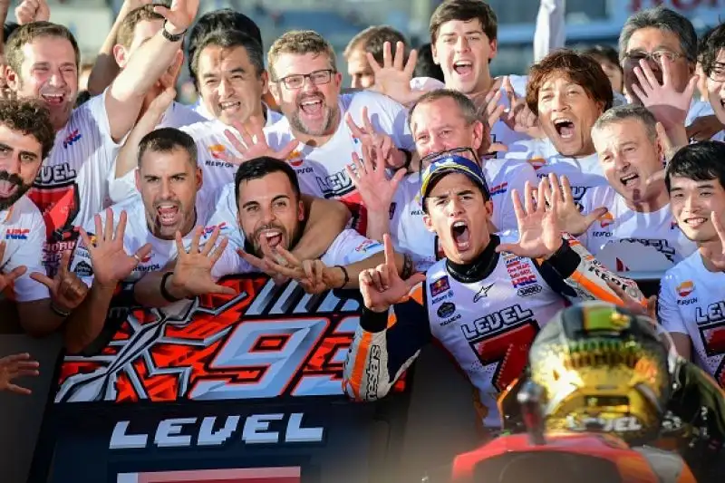 Marquez è campione del mondo per la settima volta a soli 25 anni. Il centauro della Honda vince il Gran Premio del Giappone precedendo Crutchlow e Rins, a terra Dovizioso dopo un lungo duello.