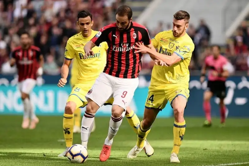 Una doppietta dell'argentino nel primo tempo indirizza la gara di Milano. Nella ripresa la chiude Bonaventura prima del gol della bandiera del bomber clivense.