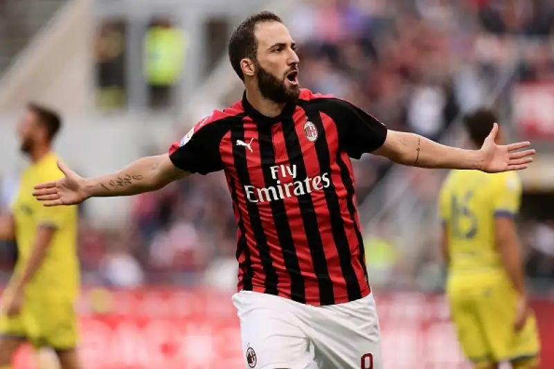 Una doppietta dell'argentino nel primo tempo indirizza la gara di Milano. Nella ripresa la chiude Bonaventura prima del gol della bandiera del bomber clivense.