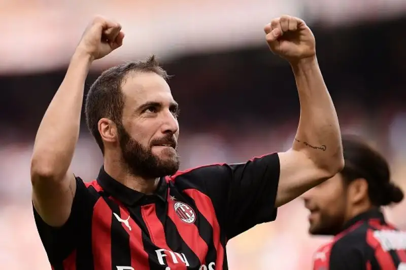 Una doppietta dell'argentino nel primo tempo indirizza la gara di Milano. Nella ripresa la chiude Bonaventura prima del gol della bandiera del bomber clivense.
