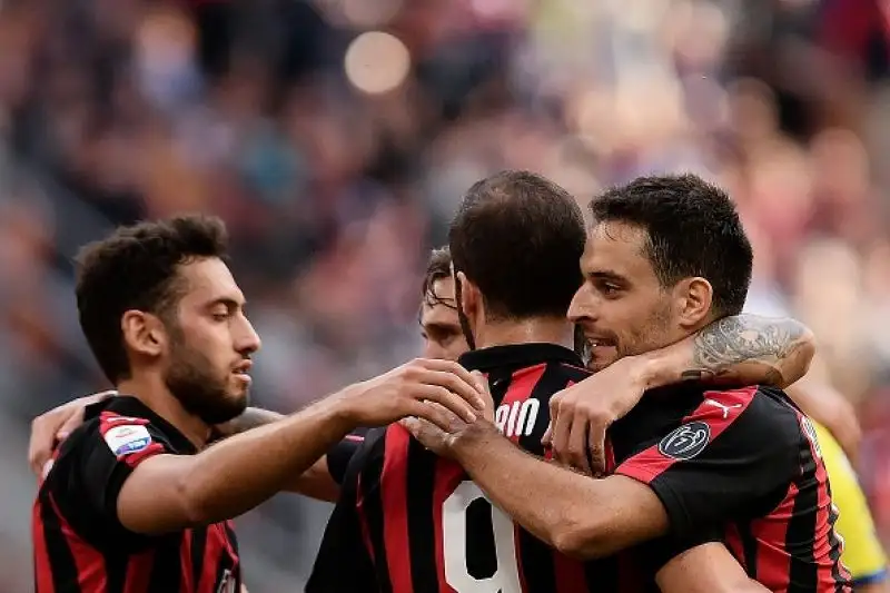 Una doppietta dell'argentino nel primo tempo indirizza la gara di Milano. Nella ripresa la chiude Bonaventura prima del gol della bandiera del bomber clivense.