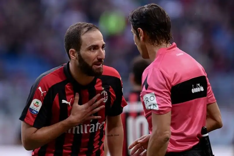Una doppietta dell'argentino nel primo tempo indirizza la gara di Milano. Nella ripresa la chiude Bonaventura prima del gol della bandiera del bomber clivense.