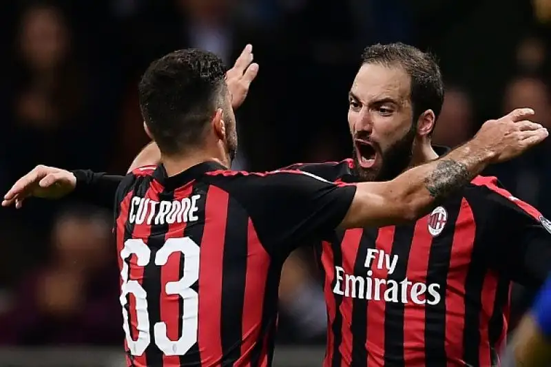 Girandola d'emozioni a Milano con la Samp che ribalta il vantaggio di CUtrone con Saponara e Quagliarella. I rossoneri però reagiscono e risorpassano i liguri con Higuain e Suso. 