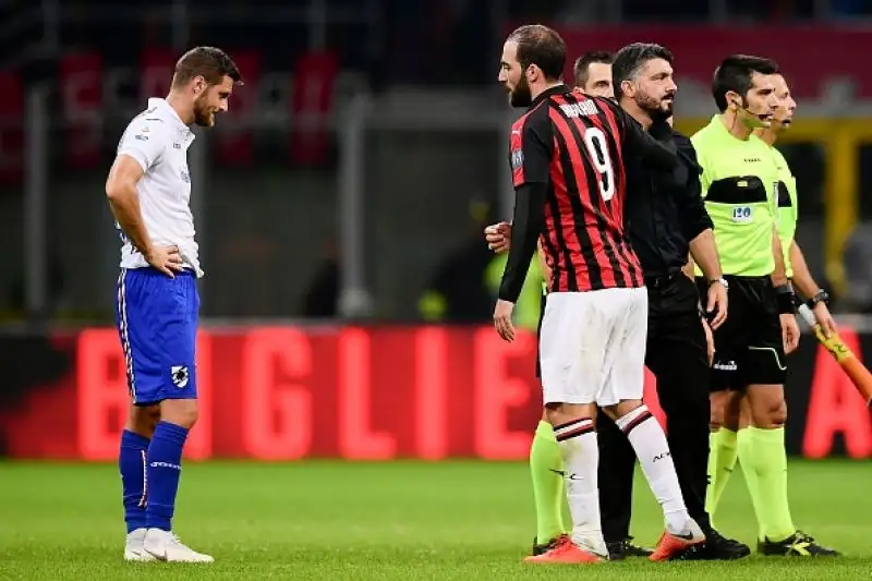 Girandola d'emozioni a Milano con la Samp che ribalta il vantaggio di CUtrone con Saponara e Quagliarella. I rossoneri però reagiscono e risorpassano i liguri con Higuain e Suso. 