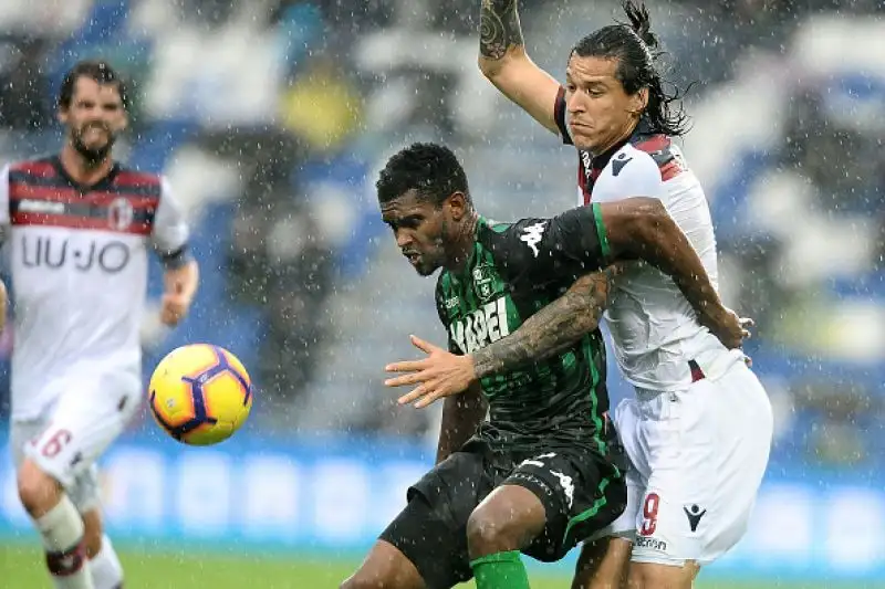 La squadra di Filippo Inzaghi va due volte in vantaggio con Palacio e Mbaye ma prima una bomba di Marlon e poi un rigore di Boateng regalano il pareggio ai neroverdi.