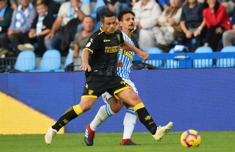 I ciociari vincono a Ferrara con le reti di Ciano, Chisbah e con la prima rete in Serie A del giovane Pinamonti.