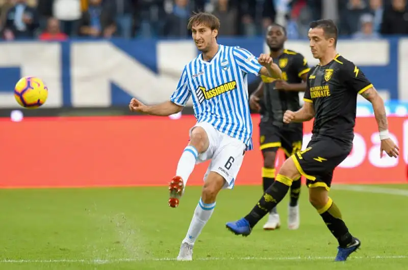 I ciociari vincono a Ferrara con le reti di Ciano, Chisbah e con la prima rete in Serie A del giovane Pinamonti.