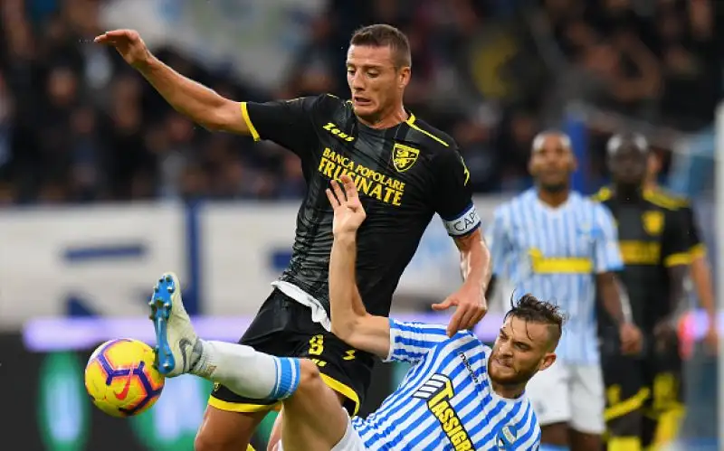 I ciociari vincono a Ferrara con le reti di Ciano, Chisbah e con la prima rete in Serie A del giovane Pinamonti.