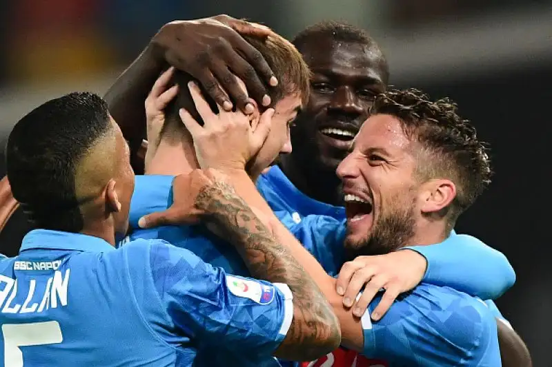 La squadra di Ancelotti dilaga contro l'Udinese: 3-0 con tanto turnover e gol di due subentranti, il primo posto dista ora quattro punti.