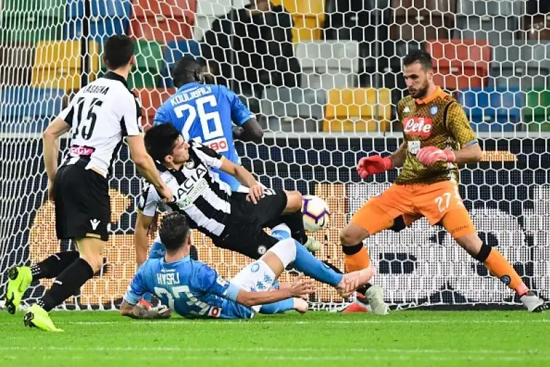 La squadra di Ancelotti dilaga contro l'Udinese: 3-0 con tanto turnover e gol di due subentranti, il primo posto dista ora quattro punti.