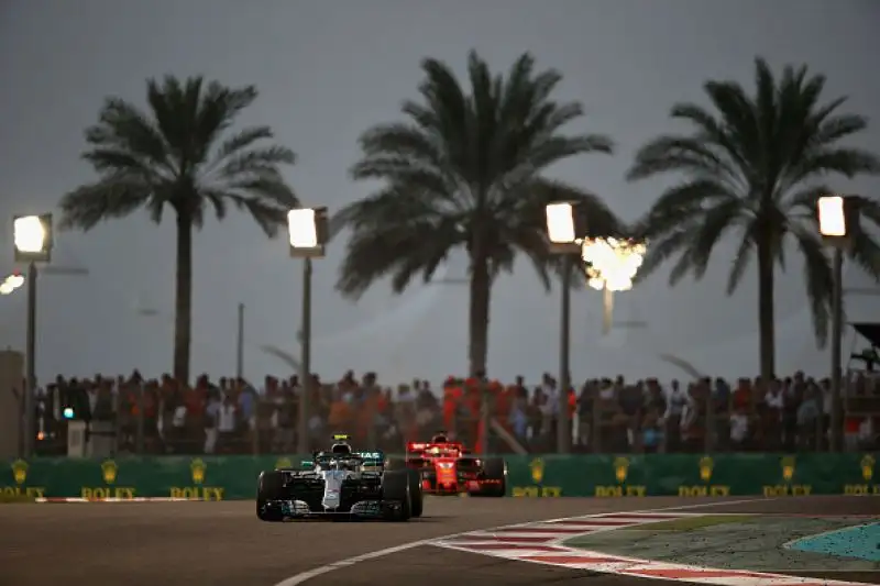 Lewis Hamilton vince il Gran Premio di Abu Dhabi e chiude da dominatore assoluto il Mondiale di Formula 1, con 11 vittorie. Secondo posto per Vettel, poi Verstappen.
