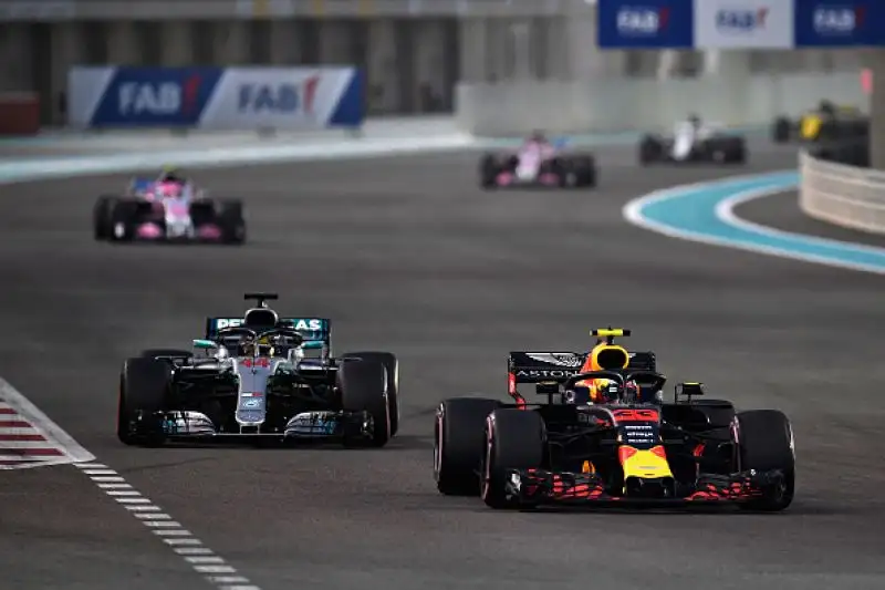 Lewis Hamilton vince il Gran Premio di Abu Dhabi e chiude da dominatore assoluto il Mondiale di Formula 1, con 11 vittorie. Secondo posto per Vettel, poi Verstappen.