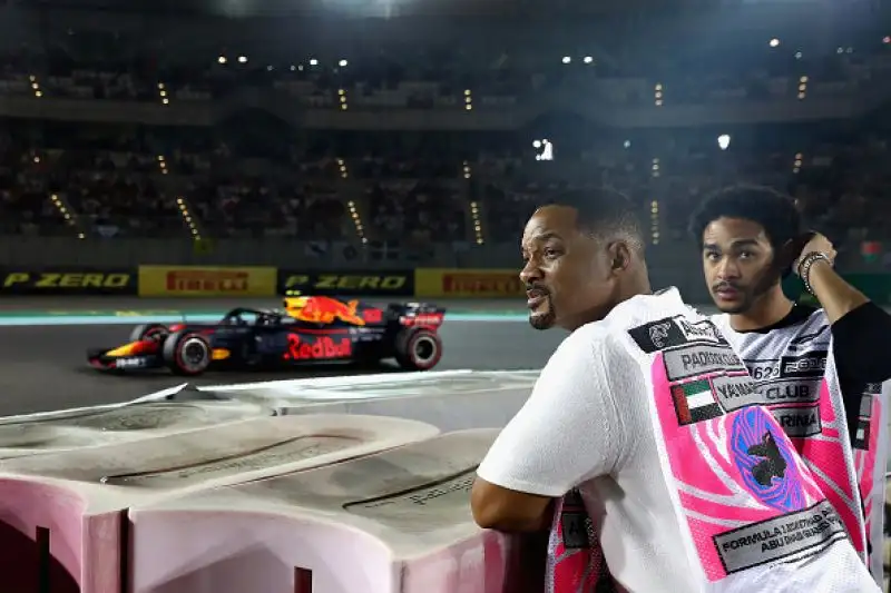 Lewis Hamilton vince il Gran Premio di Abu Dhabi e chiude da dominatore assoluto il Mondiale di Formula 1, con 11 vittorie. Secondo posto per Vettel, poi Verstappen.