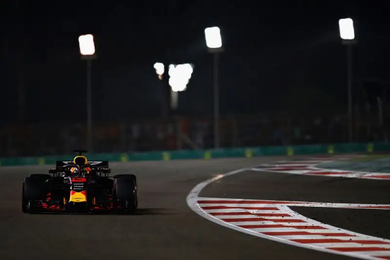 Lewis Hamilton vince il Gran Premio di Abu Dhabi e chiude da dominatore assoluto il Mondiale di Formula 1, con 11 vittorie. Secondo posto per Vettel, poi Verstappen.