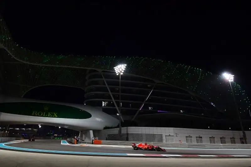 Lewis Hamilton vince il Gran Premio di Abu Dhabi e chiude da dominatore assoluto il Mondiale di Formula 1, con 11 vittorie. Secondo posto per Vettel, poi Verstappen.