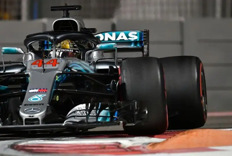 Lewis Hamilton vince il Gran Premio di Abu Dhabi e chiude da dominatore assoluto il Mondiale di Formula 1, con 11 vittorie. Secondo posto per Vettel, poi Verstappen.