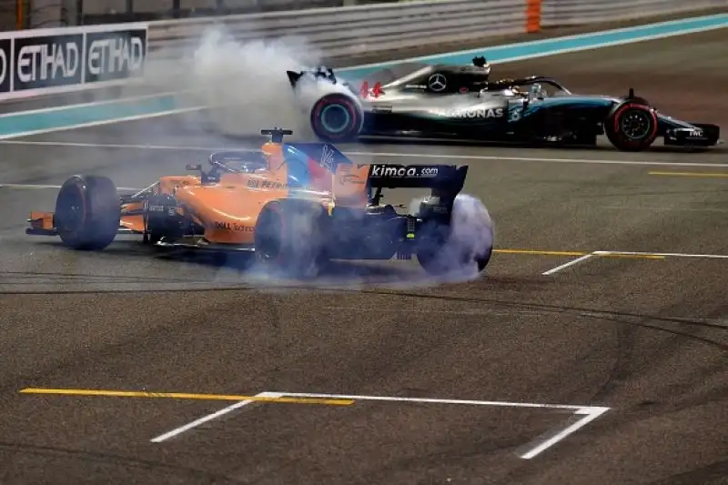 Lewis Hamilton vince il Gran Premio di Abu Dhabi e chiude da dominatore assoluto il Mondiale di Formula 1, con 11 vittorie. Secondo posto per Vettel, poi Verstappen.