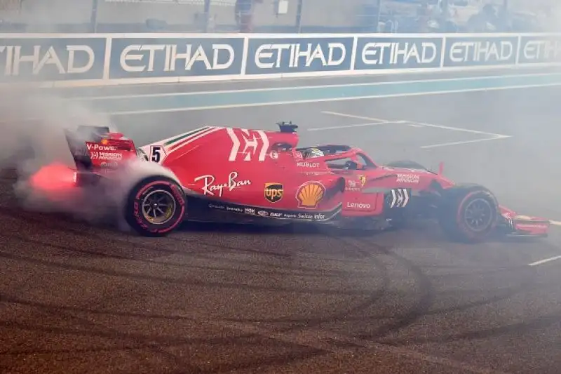 Lewis Hamilton vince il Gran Premio di Abu Dhabi e chiude da dominatore assoluto il Mondiale di Formula 1, con 11 vittorie. Secondo posto per Vettel, poi Verstappen.