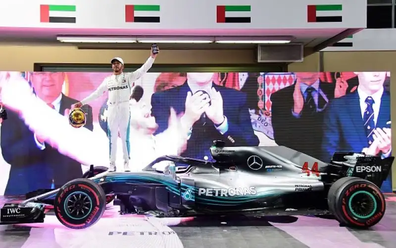 Lewis Hamilton vince il Gran Premio di Abu Dhabi e chiude da dominatore assoluto il Mondiale di Formula 1, con 11 vittorie. Secondo posto per Vettel, poi Verstappen.