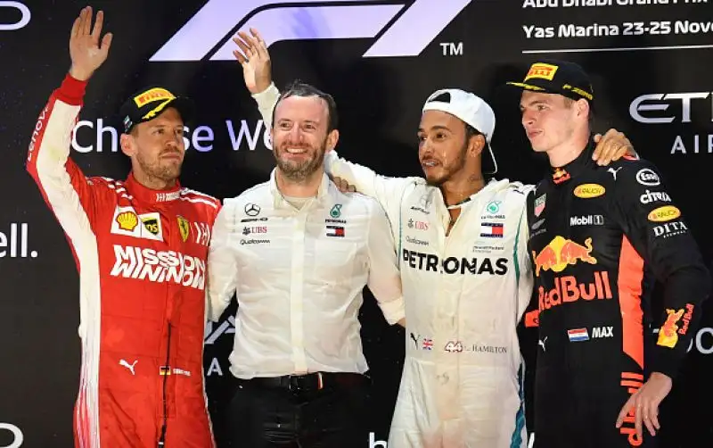 Lewis Hamilton vince il Gran Premio di Abu Dhabi e chiude da dominatore assoluto il Mondiale di Formula 1, con 11 vittorie. Secondo posto per Vettel, poi Verstappen.