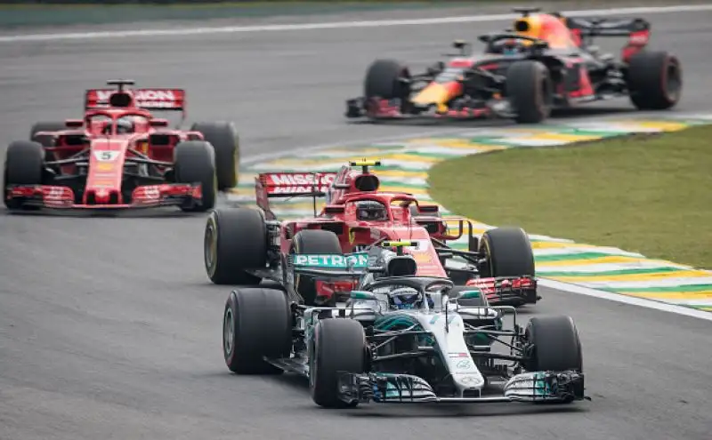 Il britannico vince anche il GP del Brasile davanti a Verstappen e a Raikkonen.  Solo sesto l'altro ferrarista Vettel.
