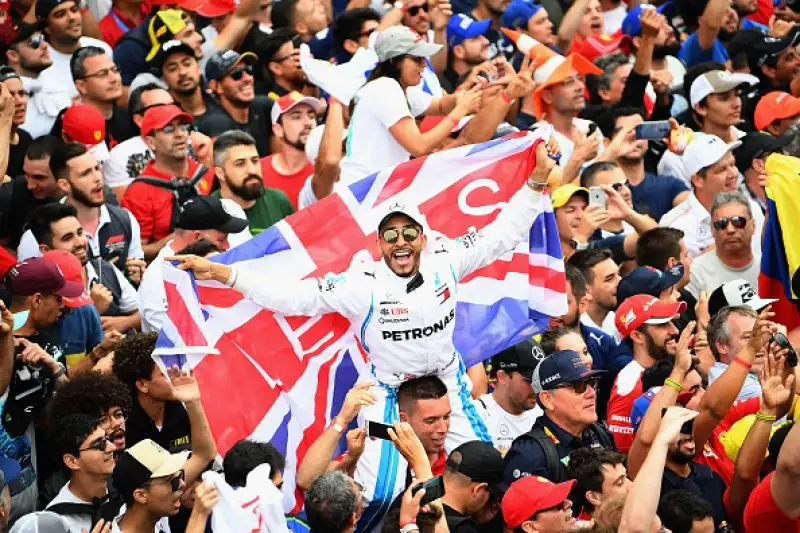 Il britannico vince anche il GP del Brasile davanti a Verstappen e a Raikkonen.  Solo sesto l'altro ferrarista Vettel.