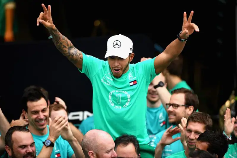 Il britannico vince anche il GP del Brasile davanti a Verstappen e a Raikkonen.  Solo sesto l'altro ferrarista Vettel.