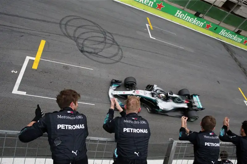 Il britannico vince anche il GP del Brasile davanti a Verstappen e a Raikkonen.  Solo sesto l'altro ferrarista Vettel.