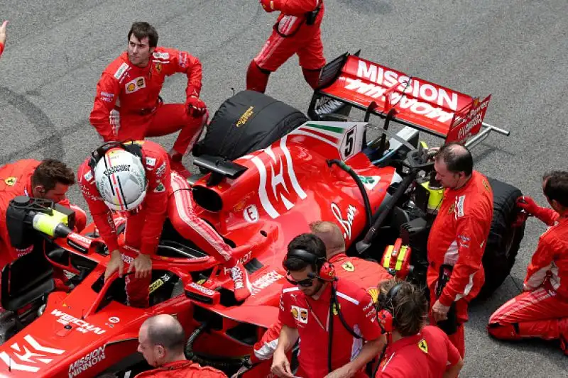 Il britannico vince anche il GP del Brasile davanti a Verstappen e a Raikkonen.  Solo sesto l'altro ferrarista Vettel.