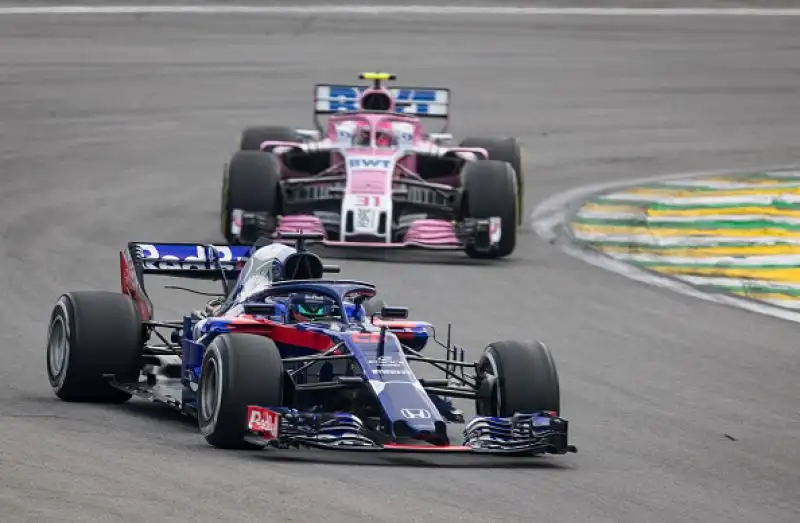 Il britannico vince anche il GP del Brasile davanti a Verstappen e a Raikkonen.  Solo sesto l'altro ferrarista Vettel.