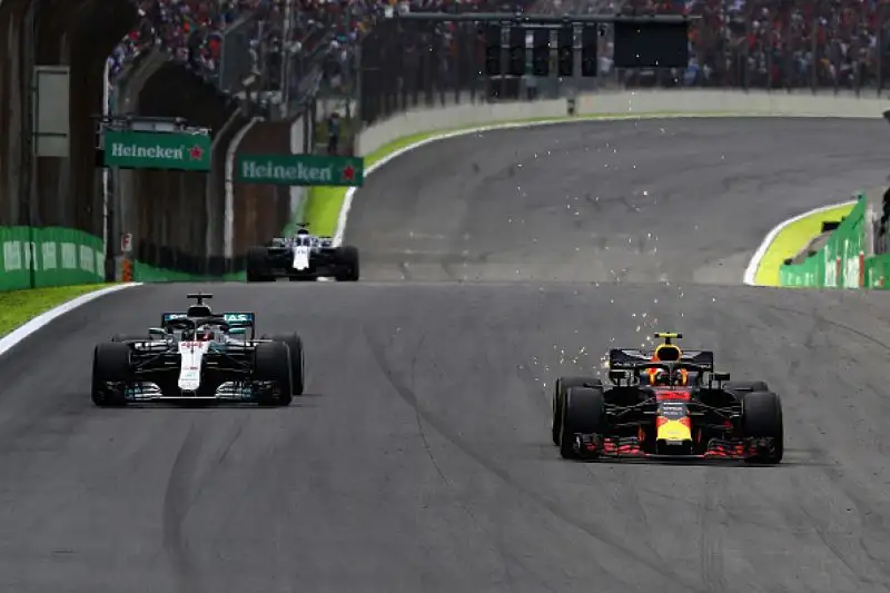 Il britannico vince anche il GP del Brasile davanti a Verstappen e a Raikkonen.  Solo sesto l'altro ferrarista Vettel.