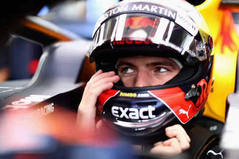 In Brasile, i piloti più veloci sono sempre gli stessi, ma a tenere banco sono le presunte irregolarità compiute da Hamilton e Vettel non sanzionati però dai commissari.