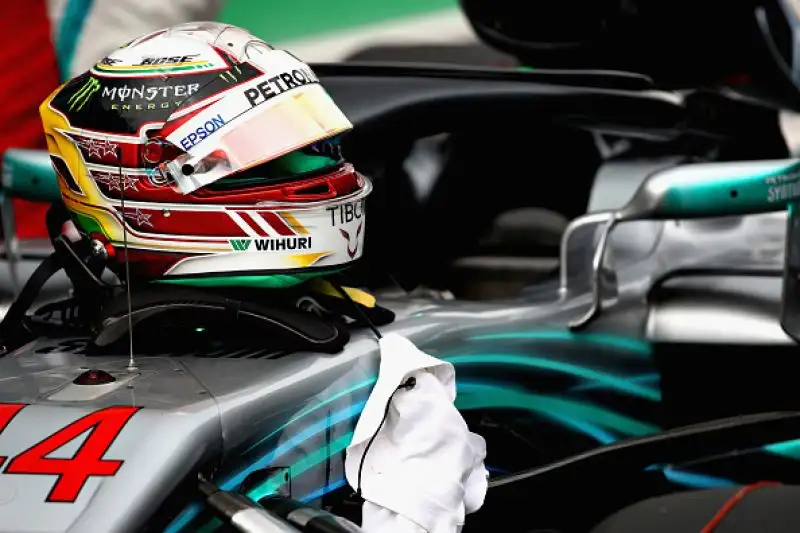In Brasile, i piloti più veloci sono sempre gli stessi, ma a tenere banco sono le presunte irregolarità compiute da Hamilton e Vettel non sanzionati però dai commissari.