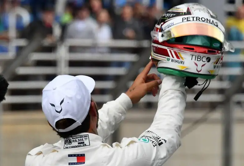 In Brasile, i piloti più veloci sono sempre gli stessi, ma a tenere banco sono le presunte irregolarità compiute da Hamilton e Vettel non sanzionati però dai commissari.