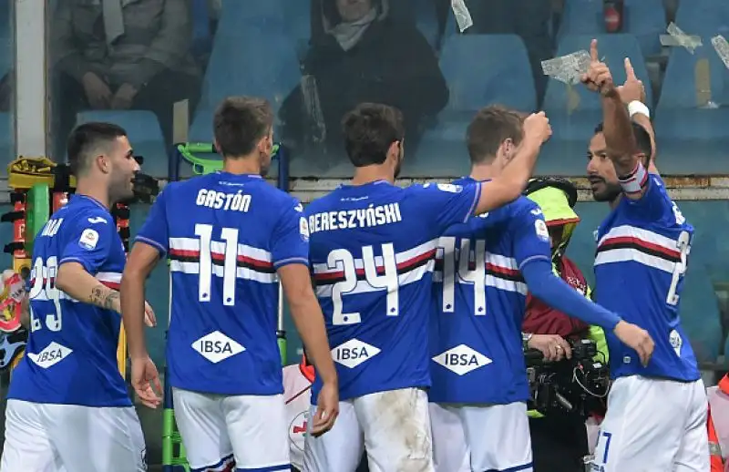 Il polacco torna al gol su rigore rispondendo a Quagliarella e stacca Ronaldo: Genoa-Sampdoria finisce 1-1.