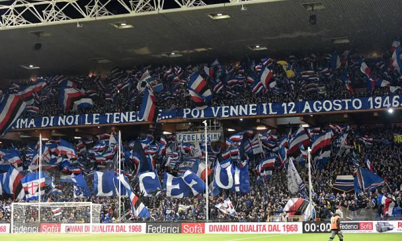 Il polacco torna al gol su rigore rispondendo a Quagliarella e stacca Ronaldo: Genoa-Sampdoria finisce 1-1.