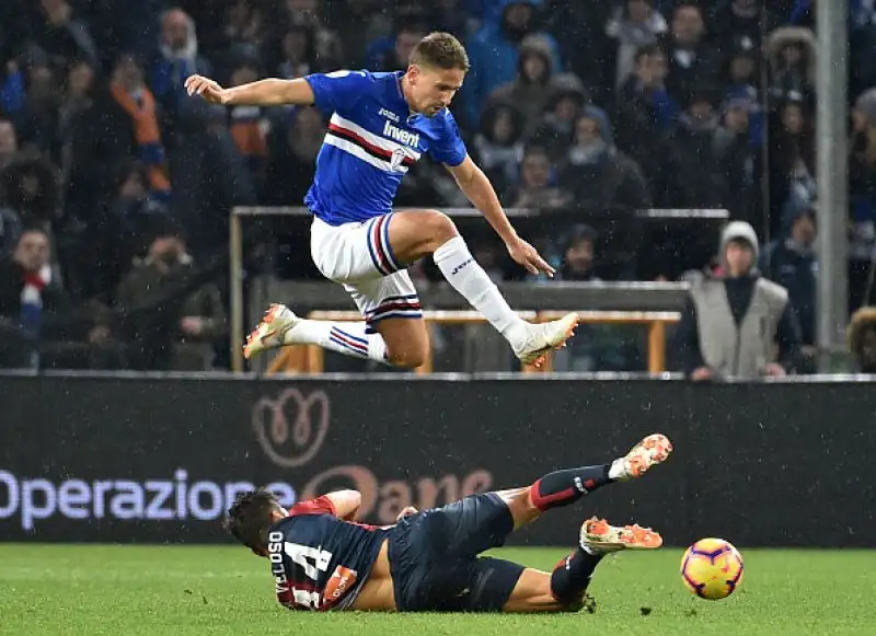 Il polacco torna al gol su rigore rispondendo a Quagliarella e stacca Ronaldo: Genoa-Sampdoria finisce 1-1.