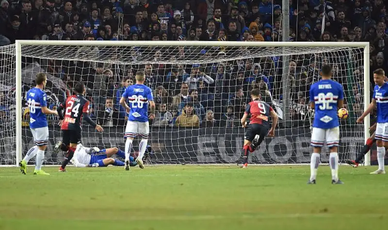 Il polacco torna al gol su rigore rispondendo a Quagliarella e stacca Ronaldo: Genoa-Sampdoria finisce 1-1.