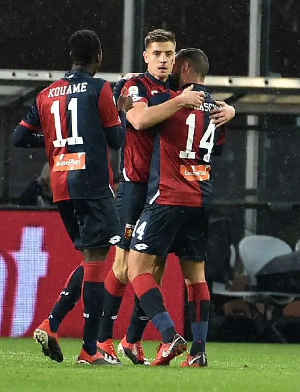 Il polacco torna al gol su rigore rispondendo a Quagliarella e stacca Ronaldo: Genoa-Sampdoria finisce 1-1.