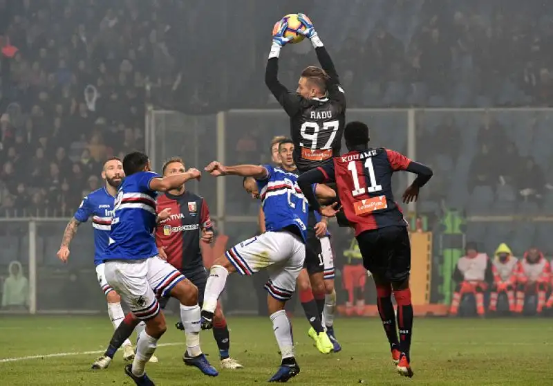 Il polacco torna al gol su rigore rispondendo a Quagliarella e stacca Ronaldo: Genoa-Sampdoria finisce 1-1.