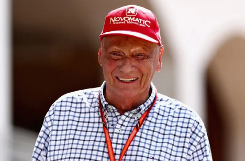 Soltanto il coraggio di quattro colleghi evitò che Niki morisse avvolto dalle fiamme