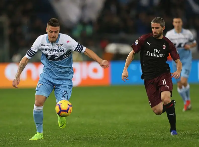 Succede tutto nel finale: Correa risponde a Kessie, i rossoneri sfiorano il colpaccio in piena emergenza.