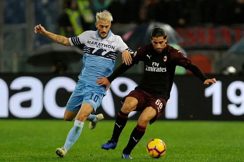 Succede tutto nel finale: Correa risponde a Kessie, i rossoneri sfiorano il colpaccio in piena emergenza.