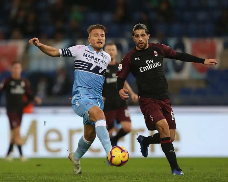 Succede tutto nel finale: Correa risponde a Kessie, i rossoneri sfiorano il colpaccio in piena emergenza.