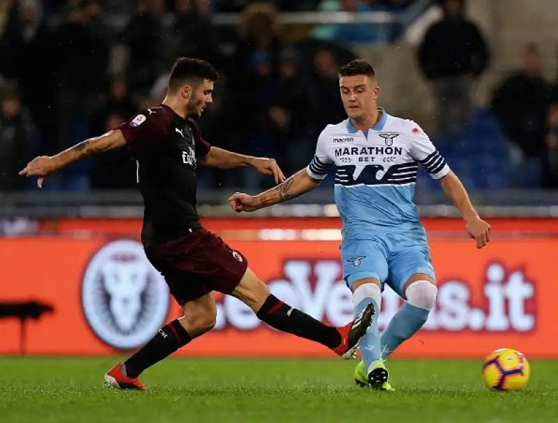 Succede tutto nel finale: Correa risponde a Kessie, i rossoneri sfiorano il colpaccio in piena emergenza.
