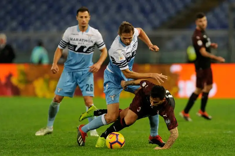 Succede tutto nel finale: Correa risponde a Kessie, i rossoneri sfiorano il colpaccio in piena emergenza.