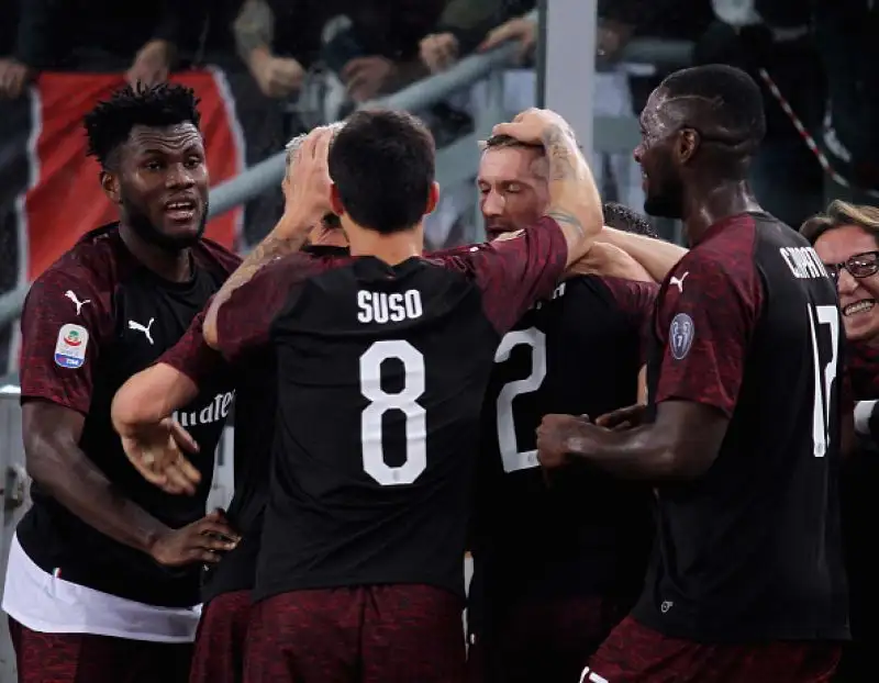 Succede tutto nel finale: Correa risponde a Kessie, i rossoneri sfiorano il colpaccio in piena emergenza.