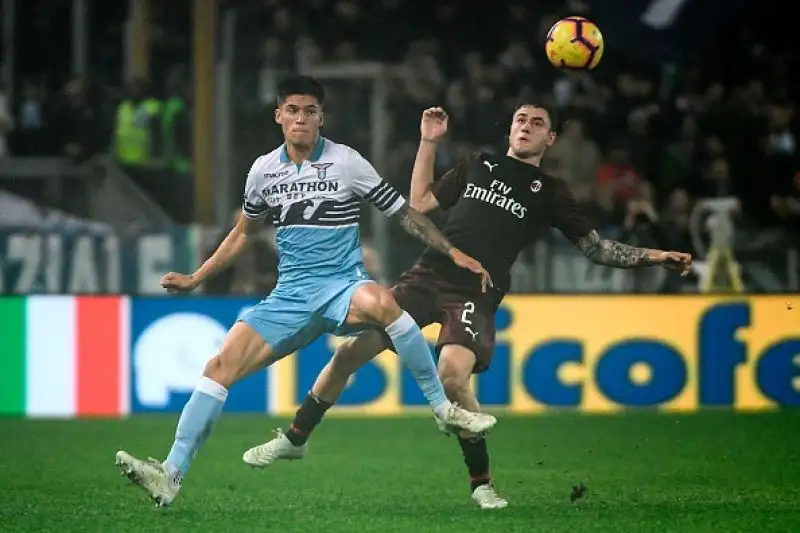 Succede tutto nel finale: Correa risponde a Kessie, i rossoneri sfiorano il colpaccio in piena emergenza.
